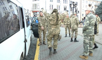Проголосували - і назад у Крим. Бійці "Правого сектору" з Чернівців відправились на блокаду півострова (ФОТО)