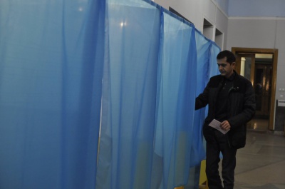 На дільниці у центрі Чернівців проголосувало менше половини виборців (ФОТО)