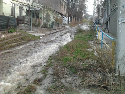 На вулиці Хмельницького в Чернівцях прорвало трубу: від ночі по дорозі стікає вода (ФОТО)