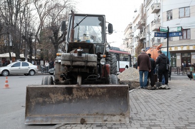 Біля кінотеатру "Чернівці" прорвало трубу - центр міста без води (ФОТО)