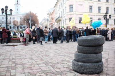 На Центральну площу принесли шини. Чернівчани відзначають річницю Євромайдану (ФОТО)