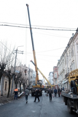 На вулиці Богдана Хмельницького в Чернівцях встановлюють електроопори (ФОТО)