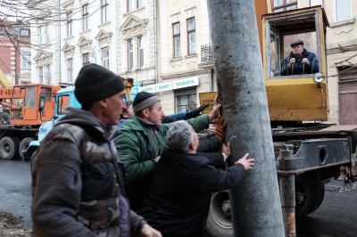 На вулиці Богдана Хмельницького в Чернівцях встановлюють електроопори (ФОТО)