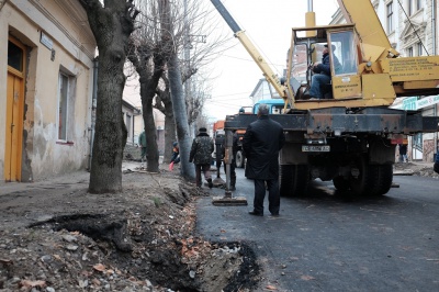 На вулиці Богдана Хмельницького в Чернівцях встановлюють електроопори (ФОТО)