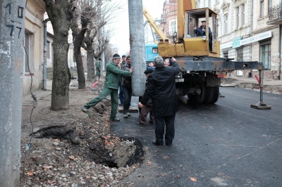 На вулиці Богдана Хмельницького в Чернівцях встановлюють електроопори (ФОТО)