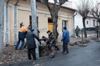 На вулиці Богдана Хмельницького в Чернівцях встановлюють електроопори (ФОТО)