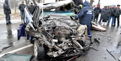 На Буковині "Мерседес" на швидкості врізався у фуру — водій легковика загинув