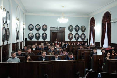 У Чернівцях нові обранці міськради приміряють крісла депутатів напередодні першої сесії (ФОТО)