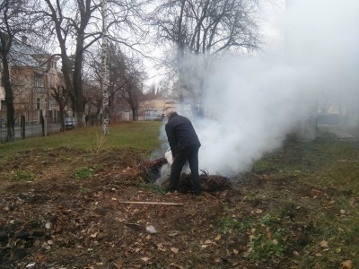 У Чернівцях оштрафували завгоспа пологового будинку за спалювання листя