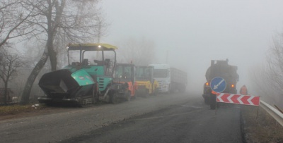 На Буковині ремонтують дорогу — знімають асфальтні "хвилі" (ФОТО)