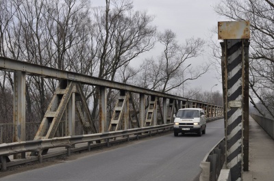Небезпечним мостом у Чернівцях продовжують їздити вантажівки і маршрутки (ФОТО)