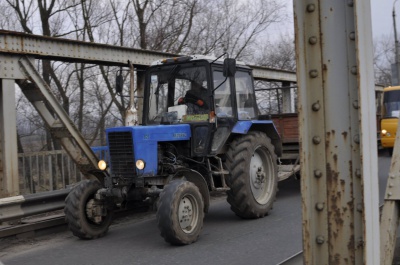 Небезпечним мостом у Чернівцях продовжують їздити вантажівки і маршрутки (ФОТО)