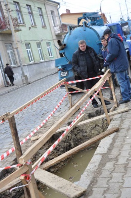 У центрі Чернівців заміну старого газопроводу обіцяють завершити до кінця січня (ФОТО)