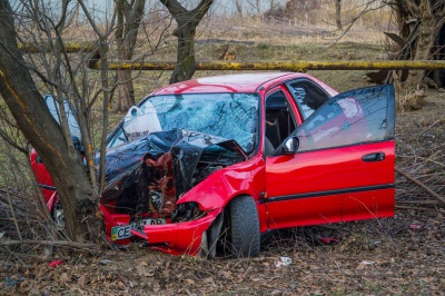 У Чернівцях іномарка врізалась у дерево: двох людей госпіталізували (ФОТО)