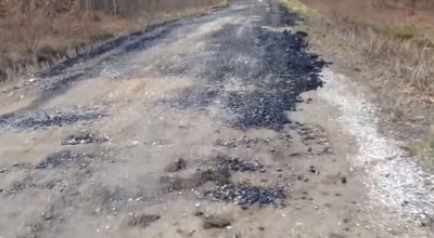 Активісти показали жахи щойно відремонтованої траси на Сокирянщині (ВІДЕО)