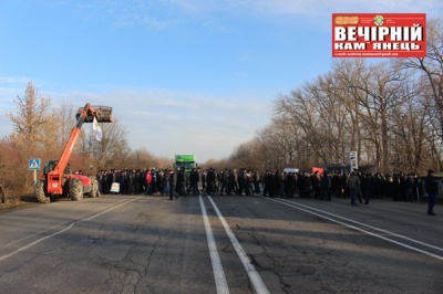 Дорога з Кам’янця-Подільського до Чернівців перекрита: аграрії пікетують (ФОТО)