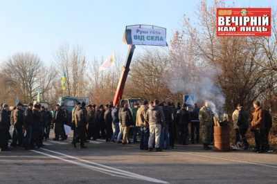 Дорога з Кам’янця-Подільського до Чернівців перекрита: аграрії пікетують (ФОТО)