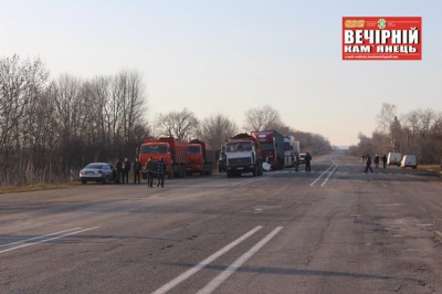 Дорога з Кам’янця-Подільського до Чернівців перекрита: аграрії пікетують (ФОТО)