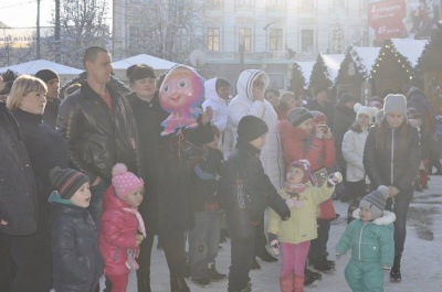 На Соборній площі Чернівців дітлахів розважають новорічні персонажі (ФОТО)