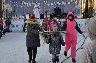 На Соборній площі Чернівців дітлахів розважають новорічні персонажі (ФОТО)