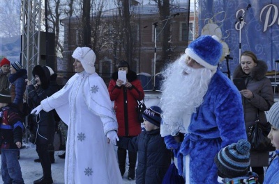 На Соборній площі Чернівців дітлахів розважають новорічні персонажі (ФОТО)