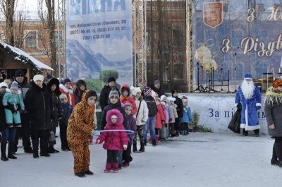 На Соборній площі Чернівців дітлахів розважають новорічні персонажі (ФОТО)