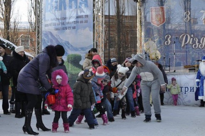 На Соборній площі Чернівців дітлахів розважають новорічні персонажі (ФОТО)