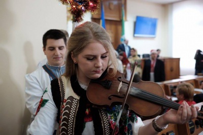 Студенти заколядували в Чернівецькій облраді і зібрали гроші на АТО (ФОТО)