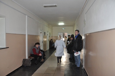 У лікарнях Чернівців ввели масковий режим (ФОТО)