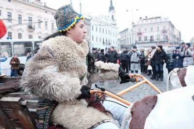 На фестивалі Маланок у Чернівцях перемогли учасники із Суховерхова (ФОТО)