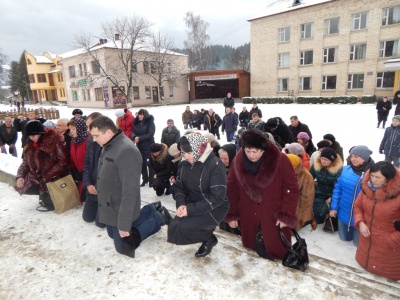 На похороні бійця АТО з Буковини матері дякували за такого сина