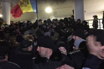 У Кишиневі протестувальники увірвалися до парламенту 