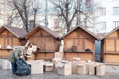 Свята закінчилися — у Чернівцях розбирають ялинку (ФОТО)