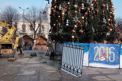 Свята закінчилися — у Чернівцях розбирають ялинку (ФОТО)