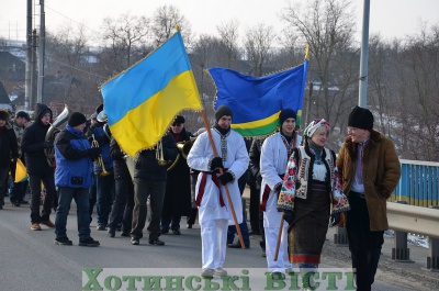 Буковинці й подоляни утворили ланцюг Єдності на мосту в Атаках (ФОТО)