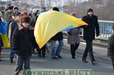 Буковинці й подоляни утворили ланцюг Єдності на мосту в Атаках (ФОТО)