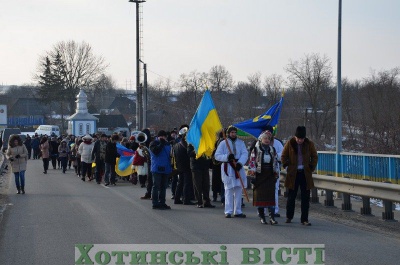 Буковинці й подоляни утворили ланцюг Єдності на мосту в Атаках (ФОТО)