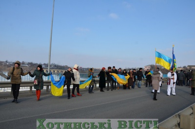 Буковинці й подоляни утворили ланцюг Єдності на мосту в Атаках (ФОТО)