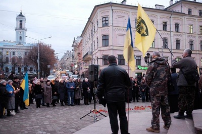 У Чернівцях на Центральній площі вшанували пам’ять загиблих під Крутами (ФОТО)