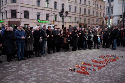 У Чернівцях на Центральній площі вшанували пам’ять загиблих під Крутами (ФОТО)