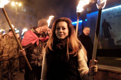 У Чернівцях на Центральній площі вшанували пам’ять загиблих під Крутами (ФОТО)