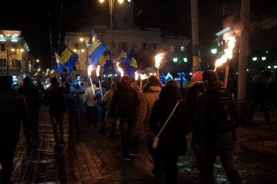 У Чернівцях на Центральній площі вшанували пам’ять загиблих під Крутами (ФОТО)