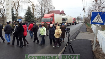 У селі на Буковині на одну годину перекрили трасу: Хотин проти об’єднання з Кельменцями (ФОТО)