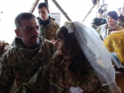 Весілля в АТО: вінчав капелан з Буковини, а прогулялися на «бойовому лімузині» (ФОТО)