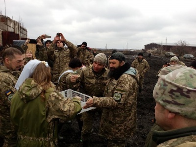 Весілля в АТО: вінчав капелан з Буковини, а прогулялися на «бойовому лімузині» (ФОТО)