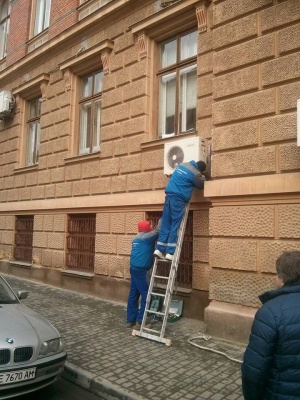 З приміщення Чернівецької ОДА демонтують кондиціонери (ФОТО)