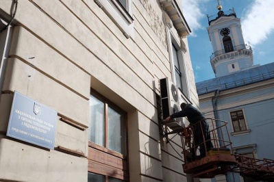 З приміщення мерії Чернівців демонтували кондиціонери (ФОТО)