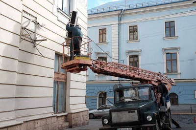 З приміщення мерії Чернівців демонтували кондиціонери (ФОТО)