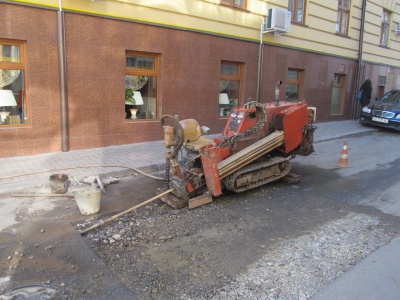 У центрі Чернівців замінюють газові труби (ФОТО)