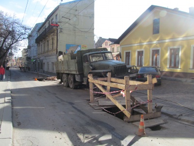 У центрі Чернівців замінюють газові труби (ФОТО)